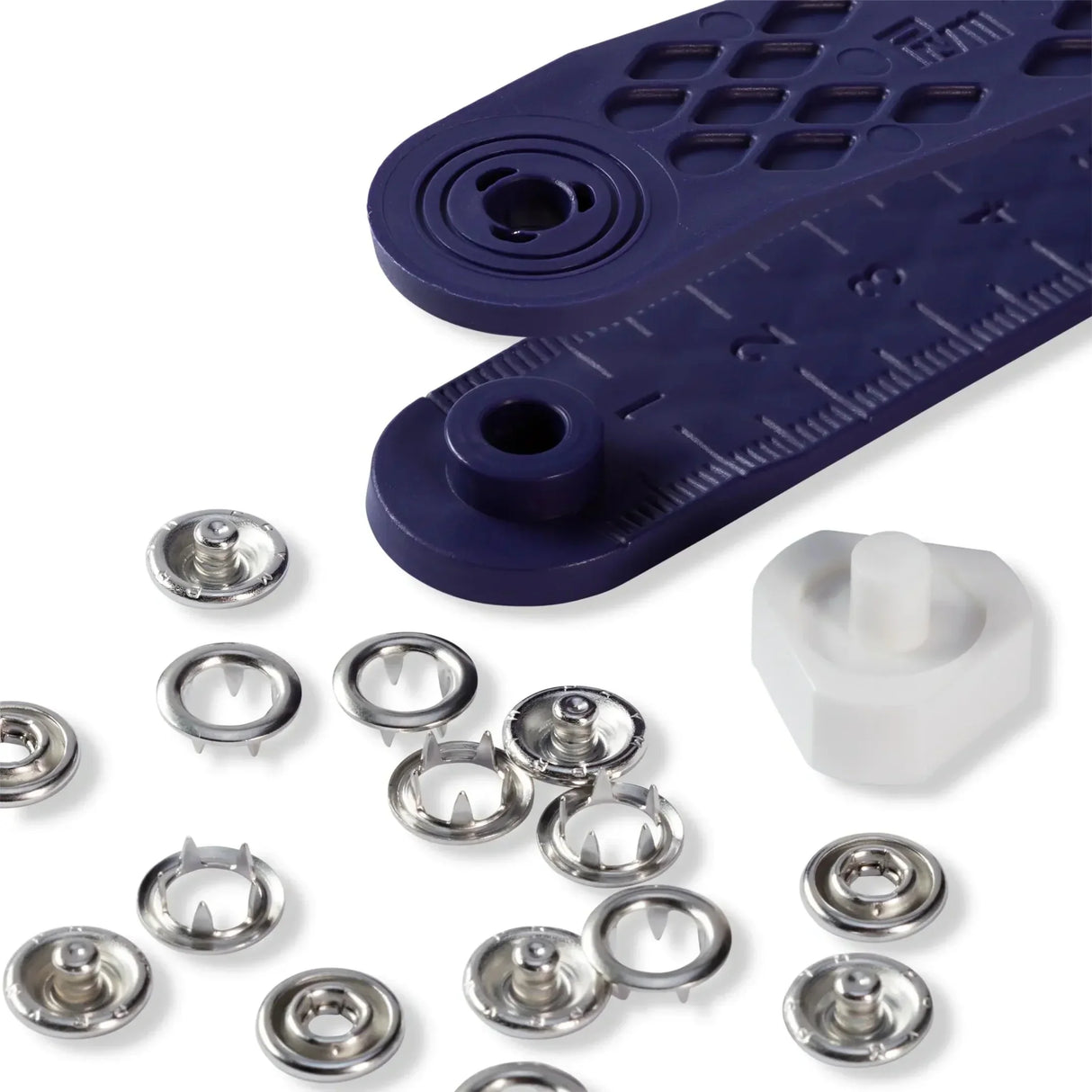 Detailaufnahme der Nähfrei-Druckknöpfe "Jersey": Nahaufnahme der silberfarbigen Nähfrei-Druckknöpfe mit Zackenring, die ihre 8 mm Größe und den zackenring-basierten Verschlussmechanismus zeigen.