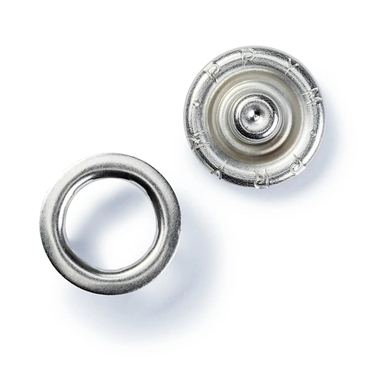 Detailaufnahme der Nähfrei-Druckknöpfe "Jersey": Nahaufnahme der silberfarbigen Nähfrei-Druckknöpfe mit Zackenring, die ihre 10 mm Größe und den zackenring-basierten Verschlussmechanismus deutlich zeigen.