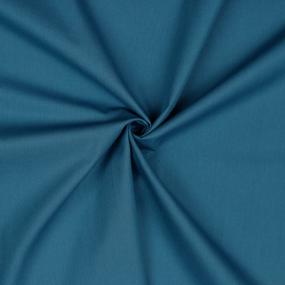 Hochwertige Baumwollpopeline in Jeansblau – eleganter Stoff auf einem Schneiderpuppe drapiert.