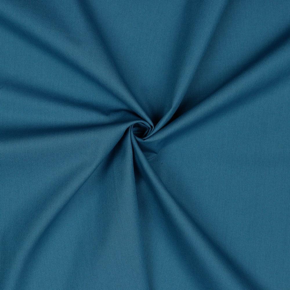 Hochwertige Baumwollpopeline in Jeansblau – eleganter Stoff auf einem Schneiderpuppe drapiert.