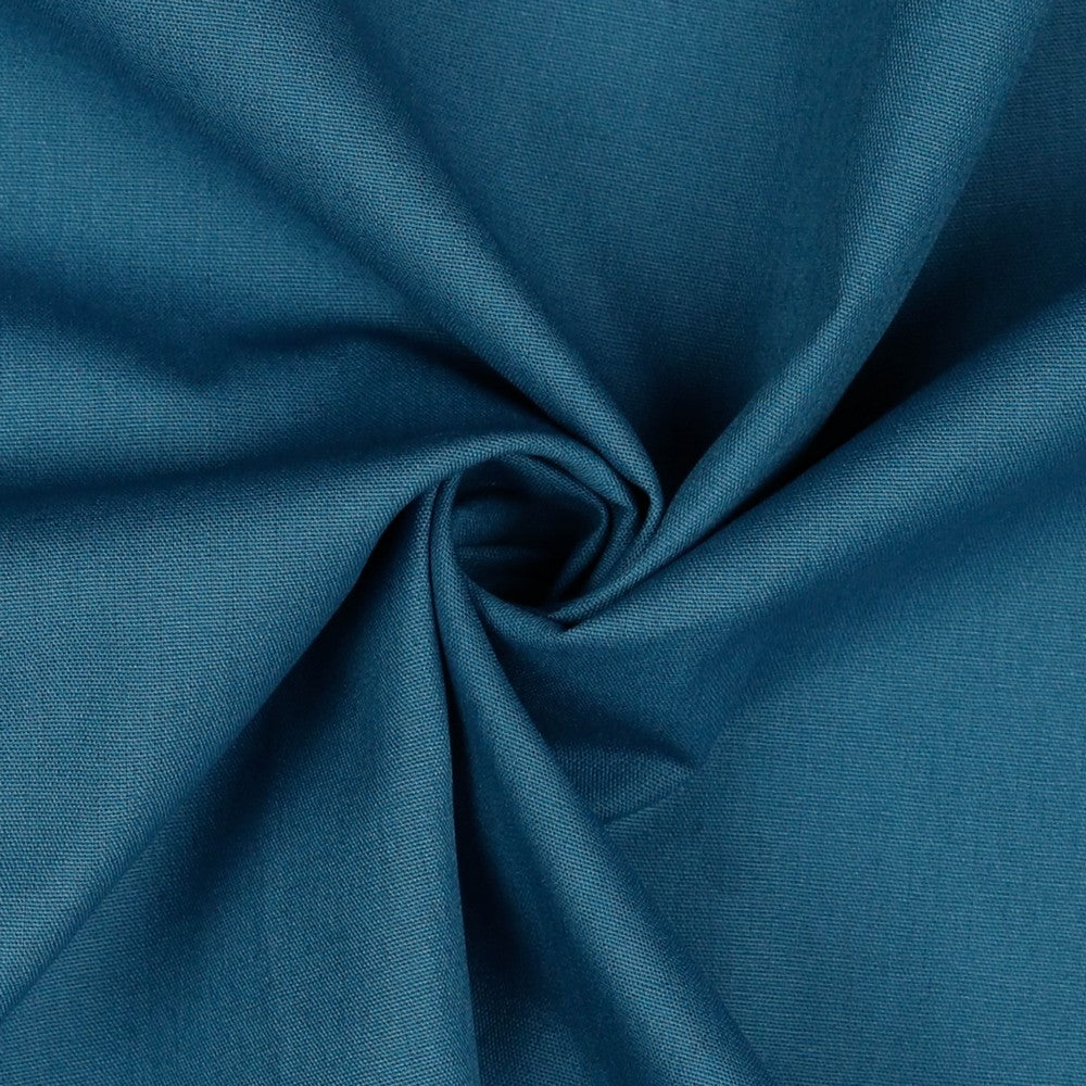 Hochwertige Baumwollpopeline in Jeansblau – eleganter Stoff auf einem Schneiderpuppe drapiert.
