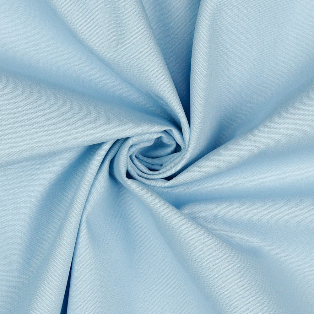 Hochwertige Baumwollpopeline in Himmelblau – eleganter Stoff auf einem Schneiderpuppe drapiert.