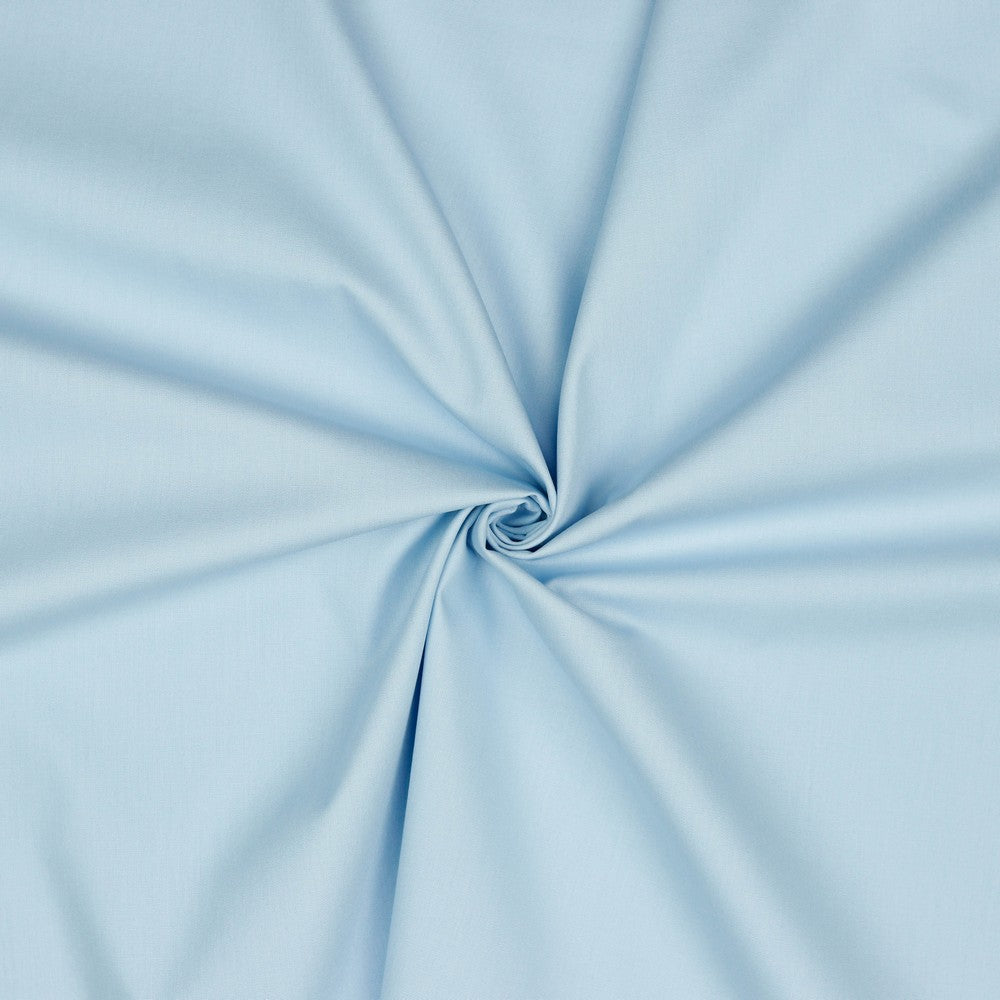 Hochwertige Baumwollpopeline in Himmelblau – eleganter Stoff auf einem Schneiderpuppe drapiert.