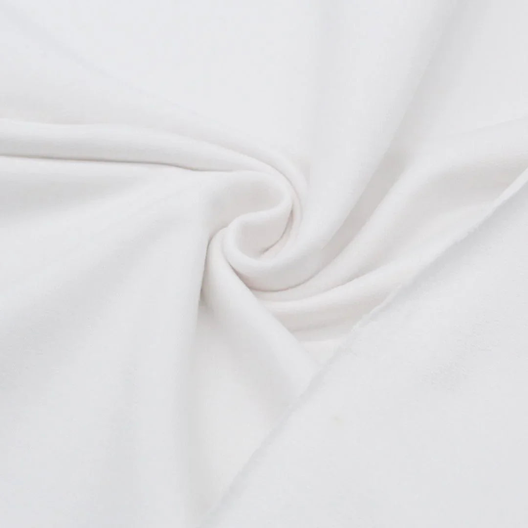 Detailansicht des nicht angerauten French Terry-Stoffs, ideal für die Herstellung von Sweatshirts und Freizeitkleidung. Weiß