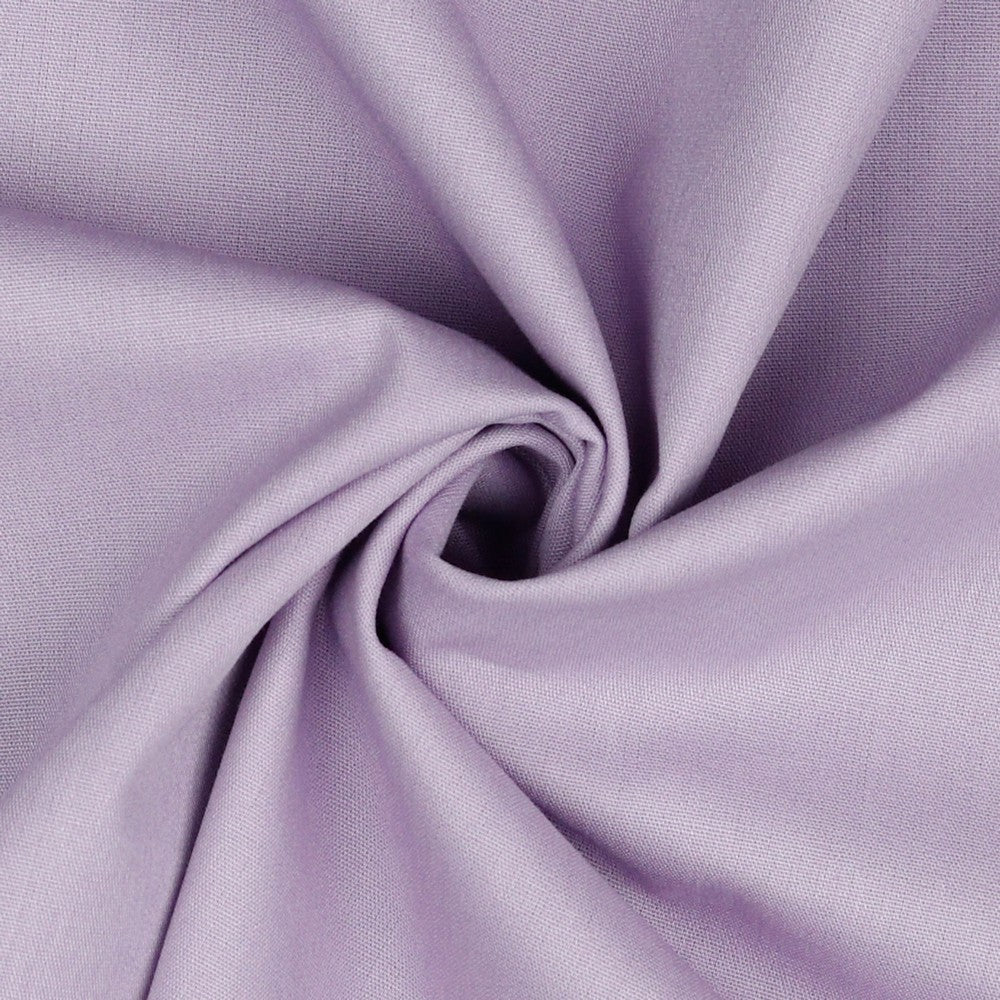 Hochwertige Baumwollpopeline in Lila – eleganter Stoff auf einem Schneiderpuppe drapiert.