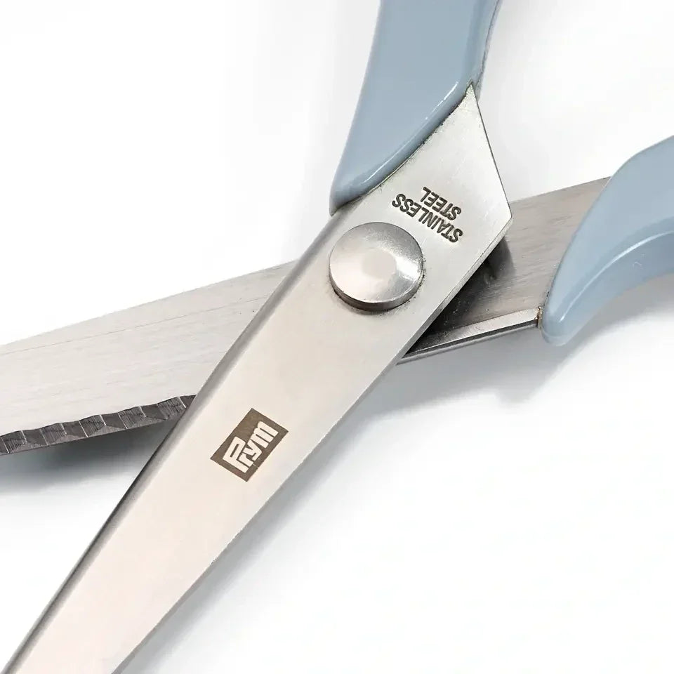 Detailansicht der Zick-Zack-Klingen der Universal Zackenschere 22 cm, zeigt das spezielle Schnittmuster und die fein geschliffene Klinge.