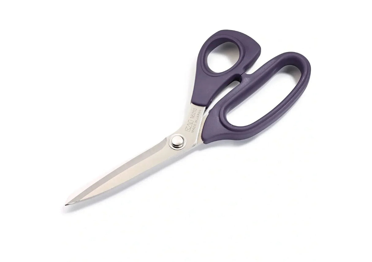 Schneiderschere "Professional" 21 cm von KAI, vollständig geöffnet, zeigt die hochwertigen Edelstahl-Klingen und den ergonomischen Soft-Griff in violettem Kunststoff.