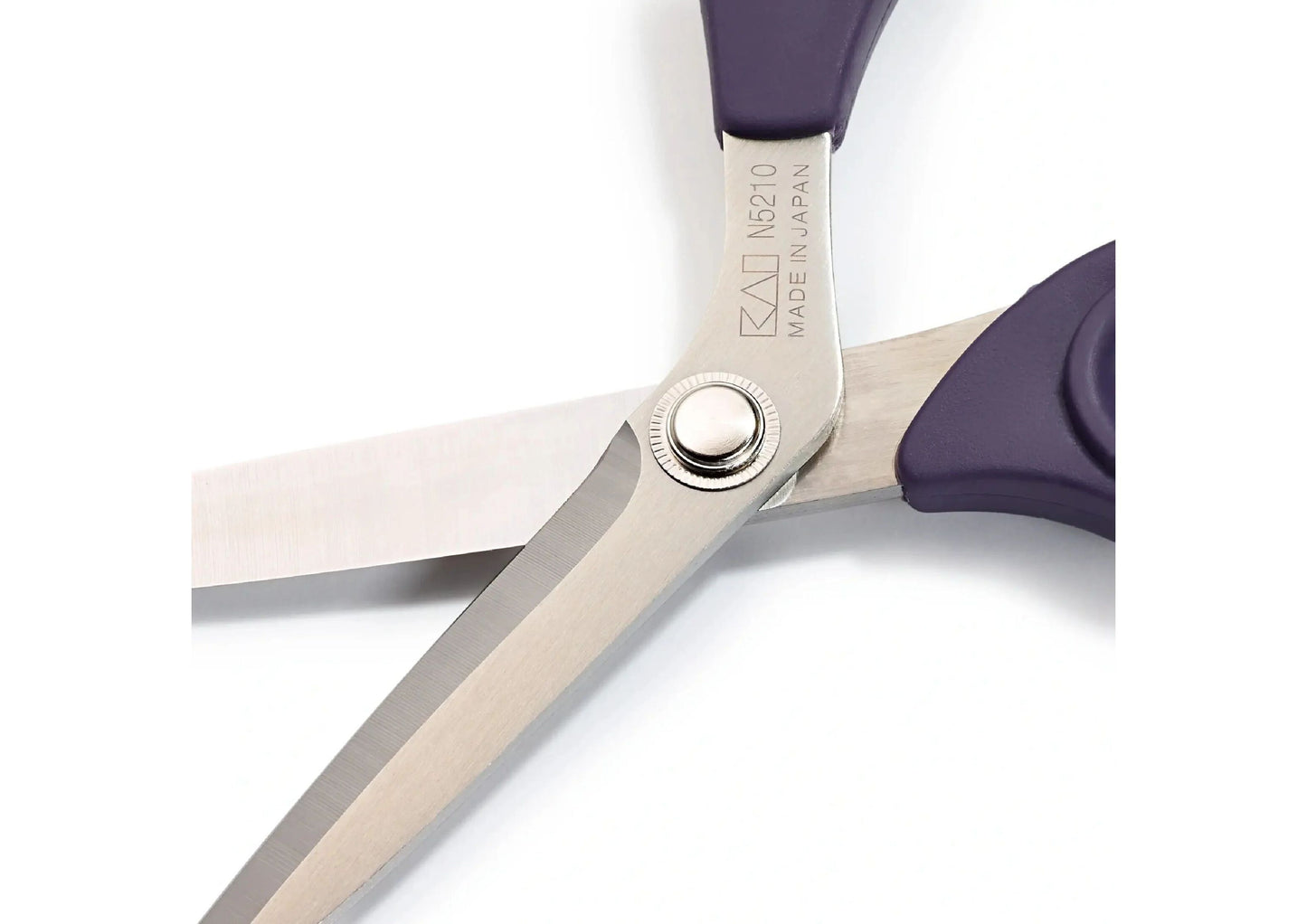 Detailansicht der Klingen der Schneiderschere "Professional" 21 cm, zeigt den präzisen Schliff und die exakte Klingenmontage.