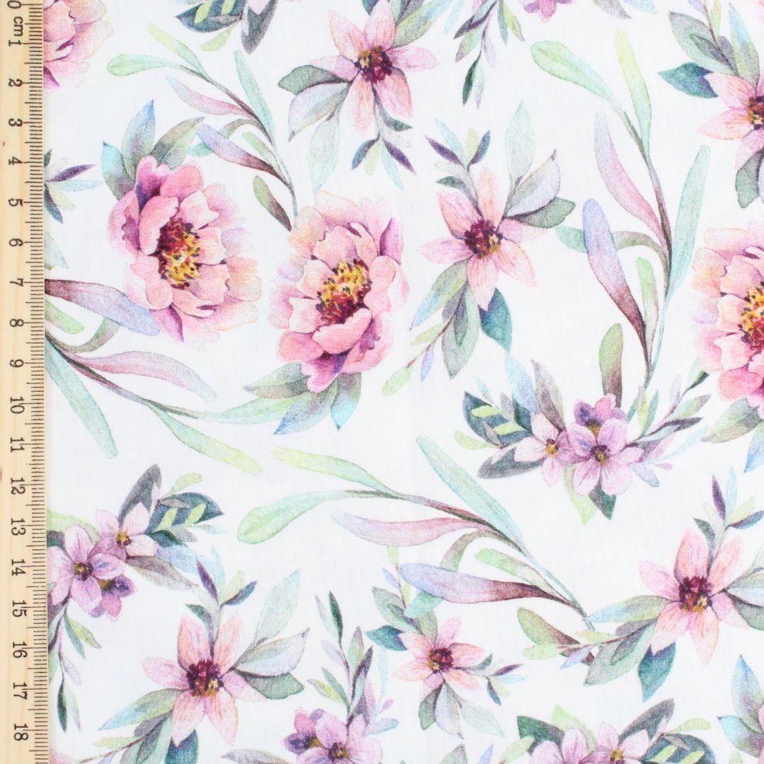 Nahaufnahme des floralen Aquarell-Musters in Lila auf hochwertigem Baumwollstoff, nicht-elastisch, ideal für Baby- und DIY-Nähprojekte