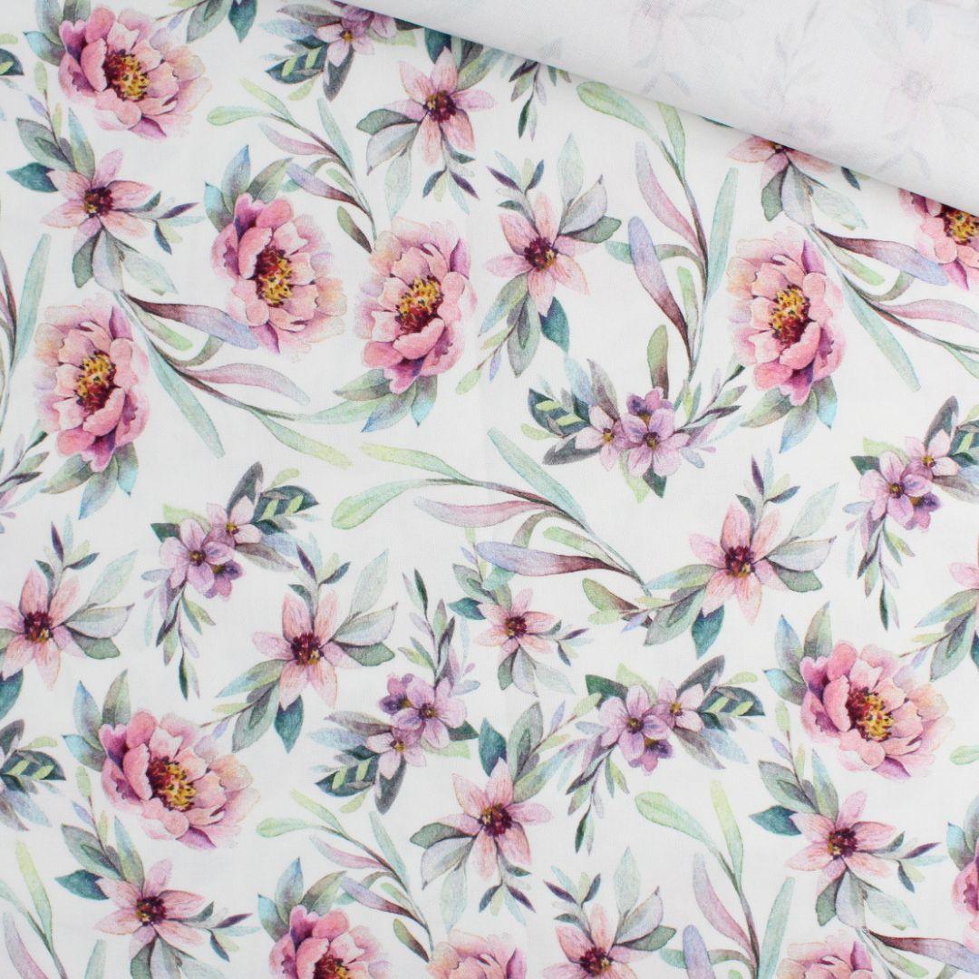 Baumwollstoff Meterware mit handgemalten Aquarell-Blumen in Lila, Rosa und Blau auf weißem Hintergrund