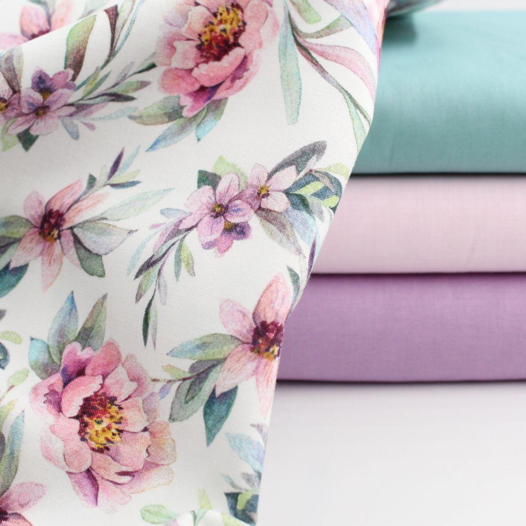 Baumwollstoff mit Blumenmotiv kombiniert mit Unistoffen in Grün, Lila und Flieder – passende Farben für individuelle Nähprojekte