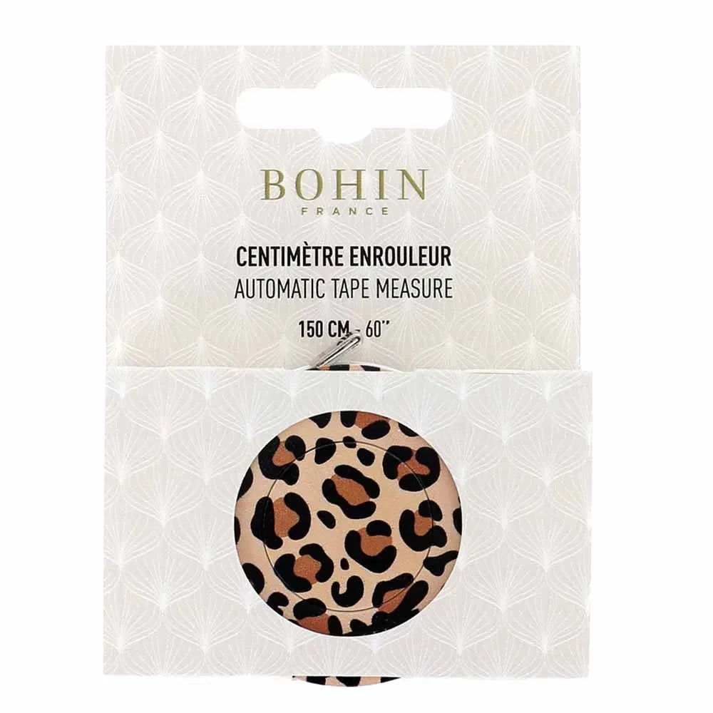 Bohin Maßband 150 cm Leopard Design beim Abmessen von Stoff für Schneiderarbeiten, Nähen und kreative DIY Projekte