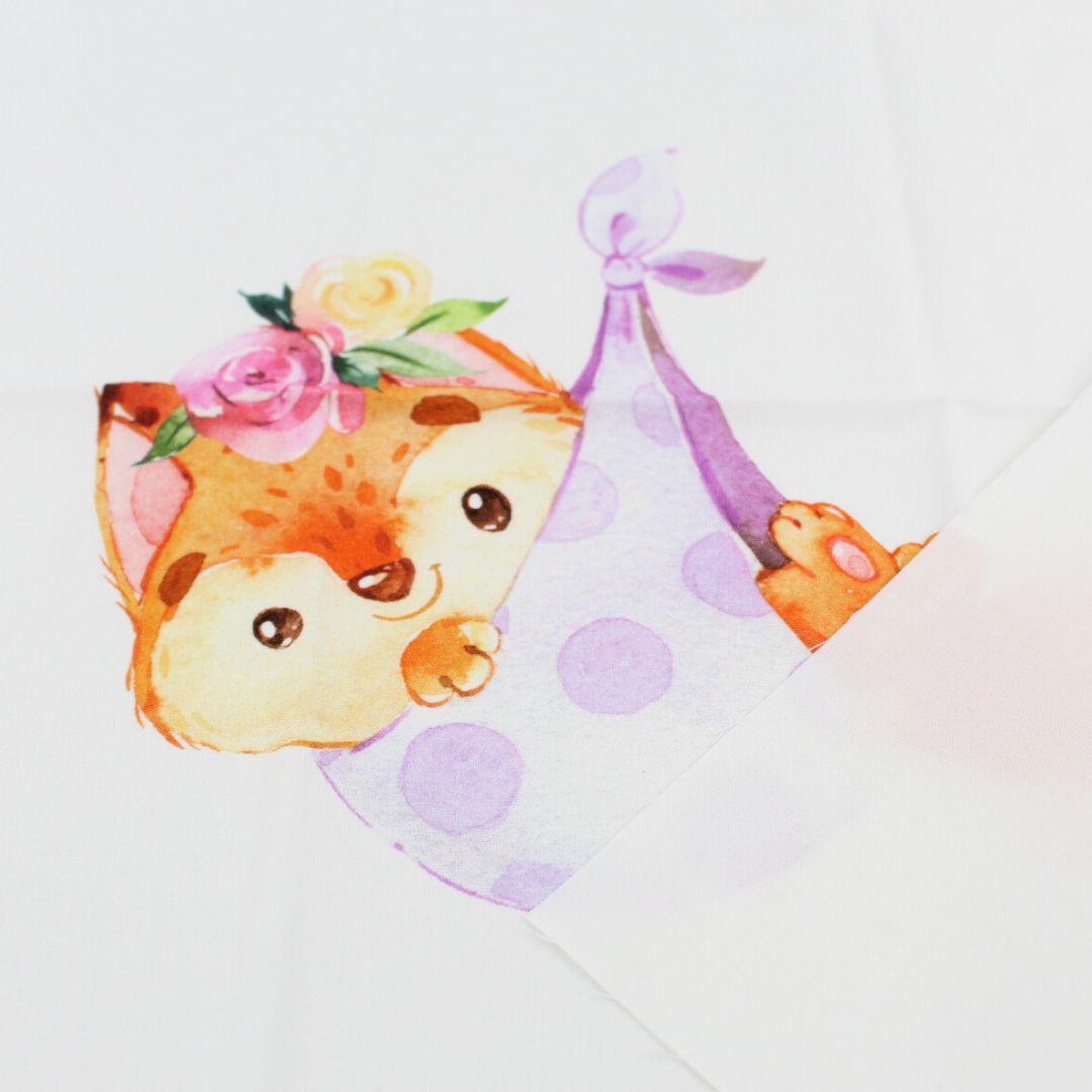 Detailansicht des Baumwollpanels: Liebevoll illustrierter Fuchs mit floralen Akzenten auf hochwertigem Baumwollstoff. Weiche, angenehme Struktur.