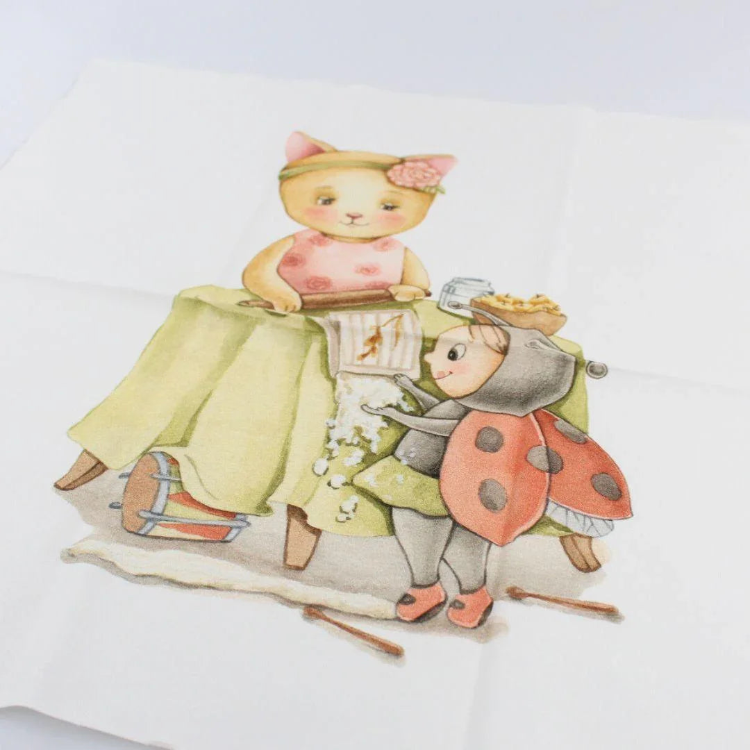 Detailansicht des Baumwollpanels: Eine niedliche Katze liest ein Buch, während ein fröhlicher Marienkäfer daneben sitzt. Hochwertiger Baumwollstoff mit klaren Farben und feinen Details.