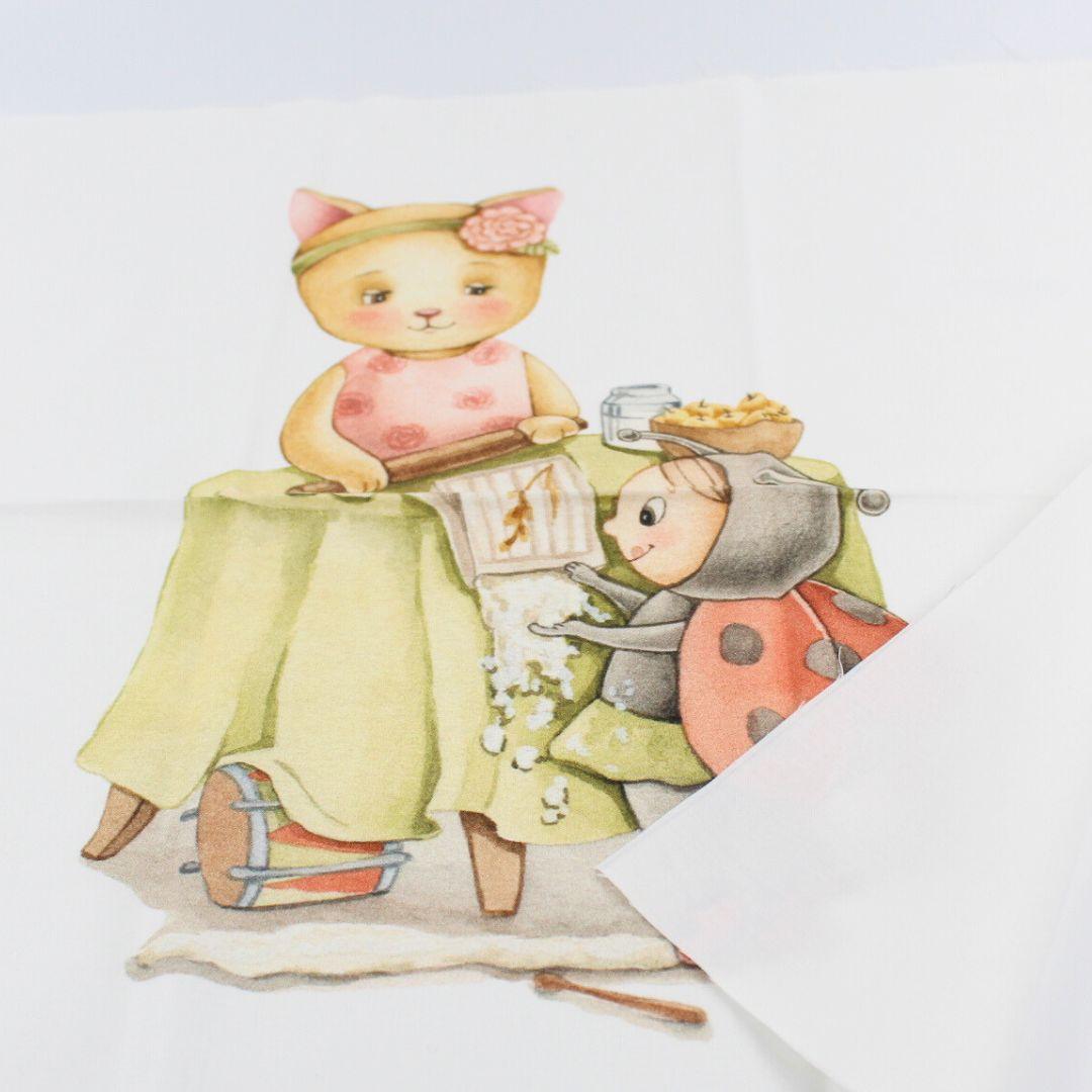 Baumwollpanel mit lesender Katze und Marienkäfer, kombiniert mit passenden Uni- und Musterstoffen. Inspiration für DIY-Projekte und individuelle Nähideen.