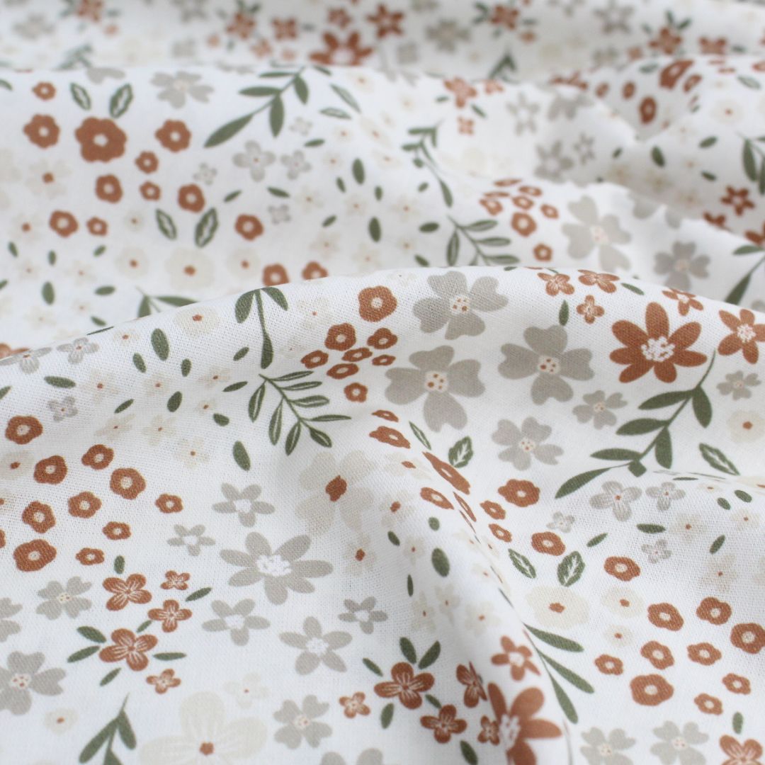 Detailansicht des Baumwollstoffs mit kleinen und großen Blumenmotiven