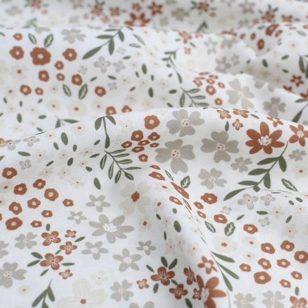 Detailansicht des Baumwollstoffs mit kleinen und großen Blumenmotiven