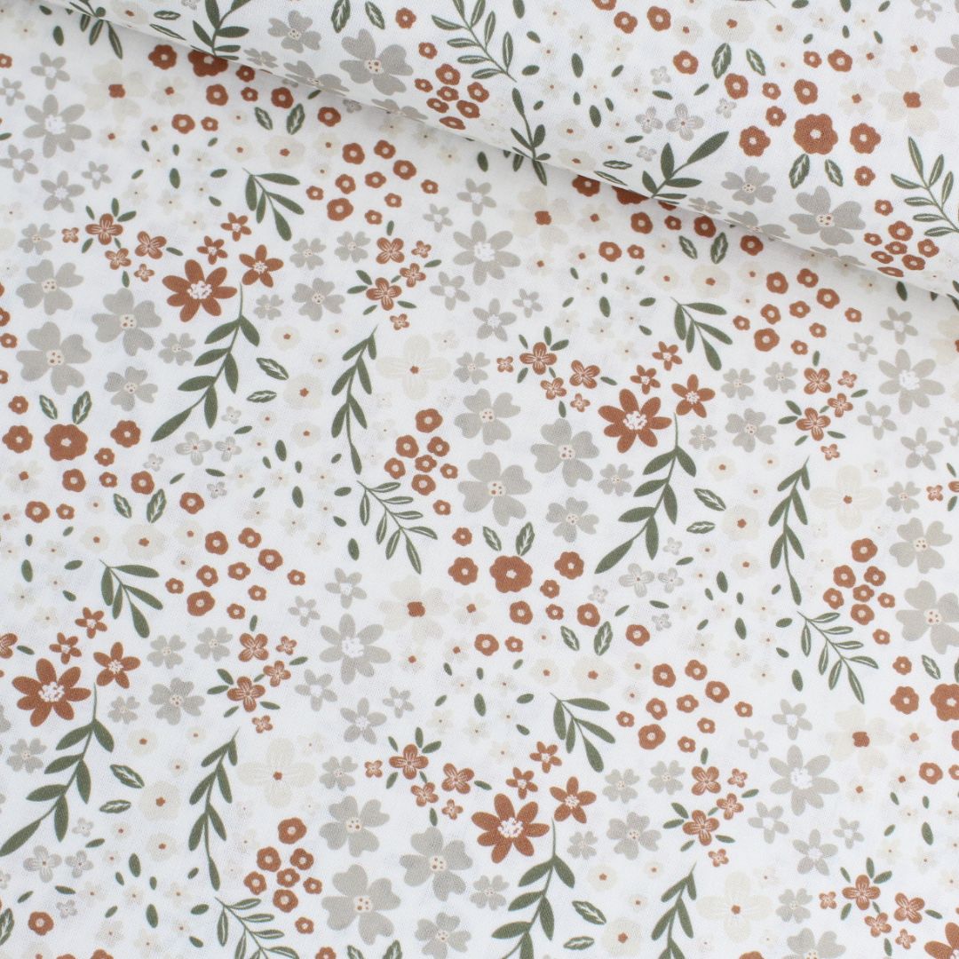 Popeline Stoff mit floralem Muster in Beige, Braun und Grün auf weißem Hintergrund