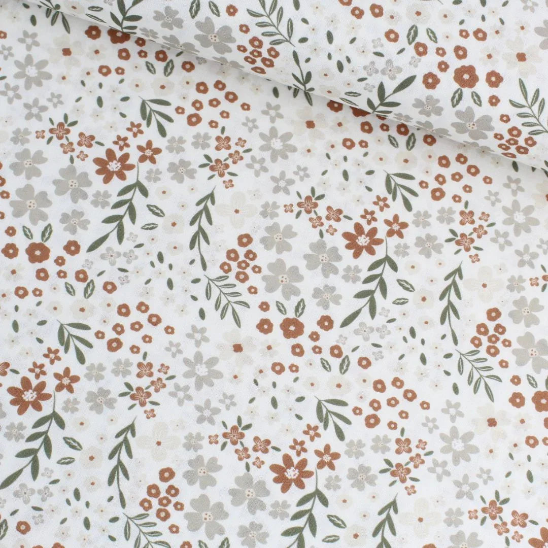 Popeline Stoff mit floralem Muster in Beige, Braun und Grün auf weißem Hintergrund