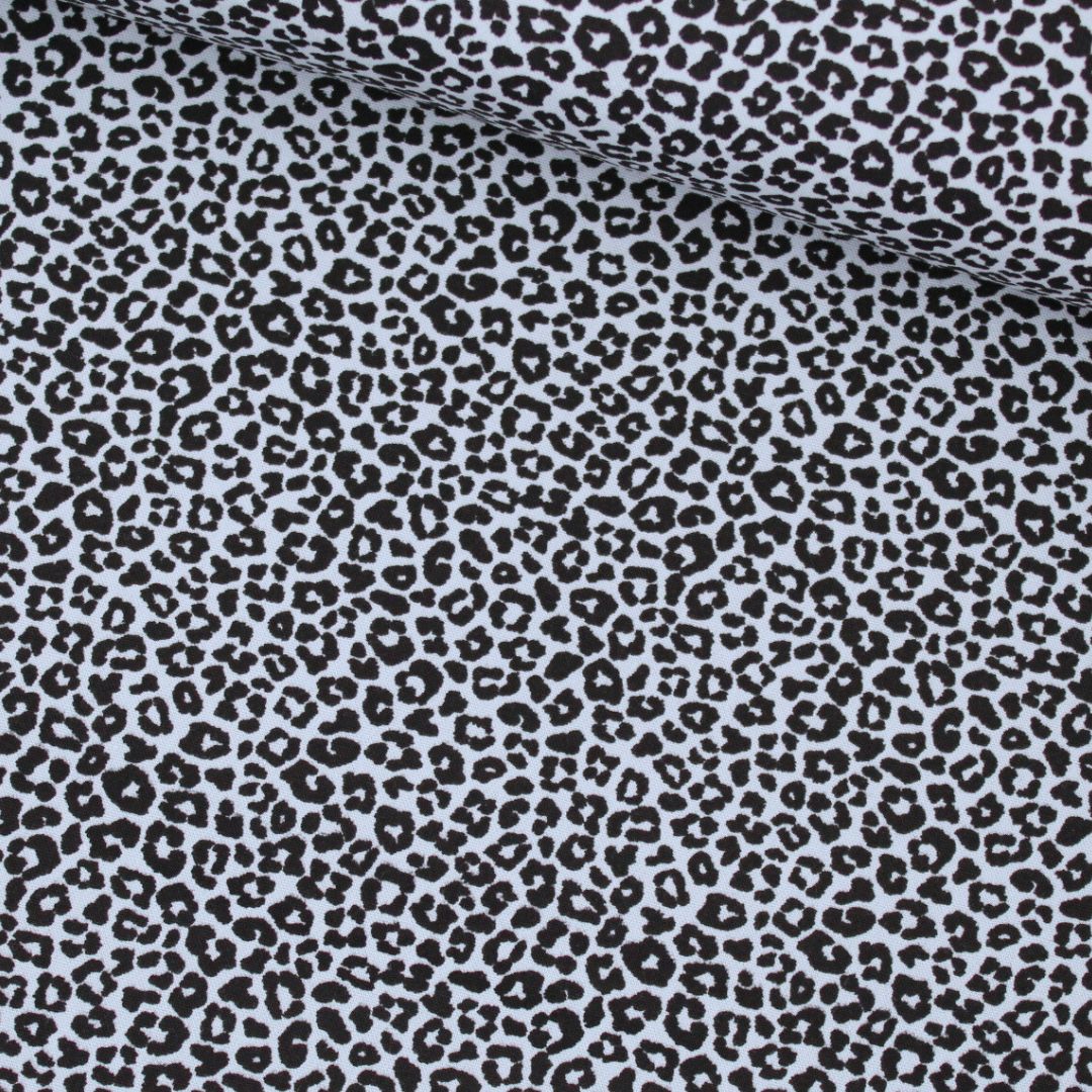 Detailansicht Baumwollpopeline Mini-Leopard Blau – feiner Animalprint auf glattem Baumwollstoff