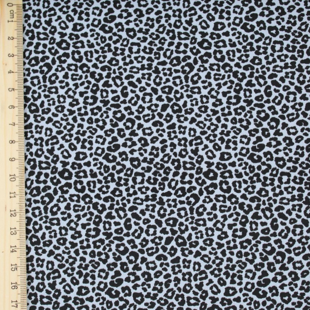 Zusammengerollter Stoff Mini-Leopard Blau – hochwertiger Baumwollstoff mit Leopardenmuster