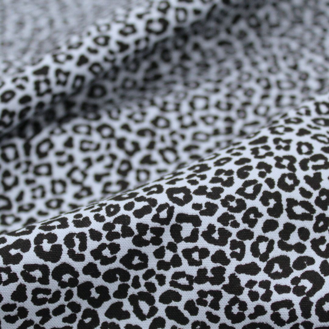Popeline-Stoff in Blau mit kleinem Animalprint – perfekt für Blusen, Accessoires und Heimtextilien