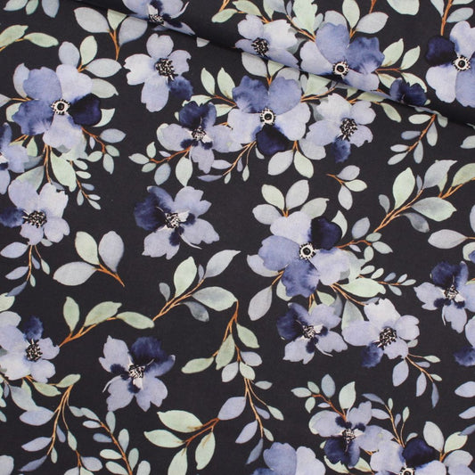 Baumwollpopeline mit blauen Aquarellblumen auf marineblauem Hintergrund, ideal für Nähprojekte wie Kleidung und Wohnaccessoires.