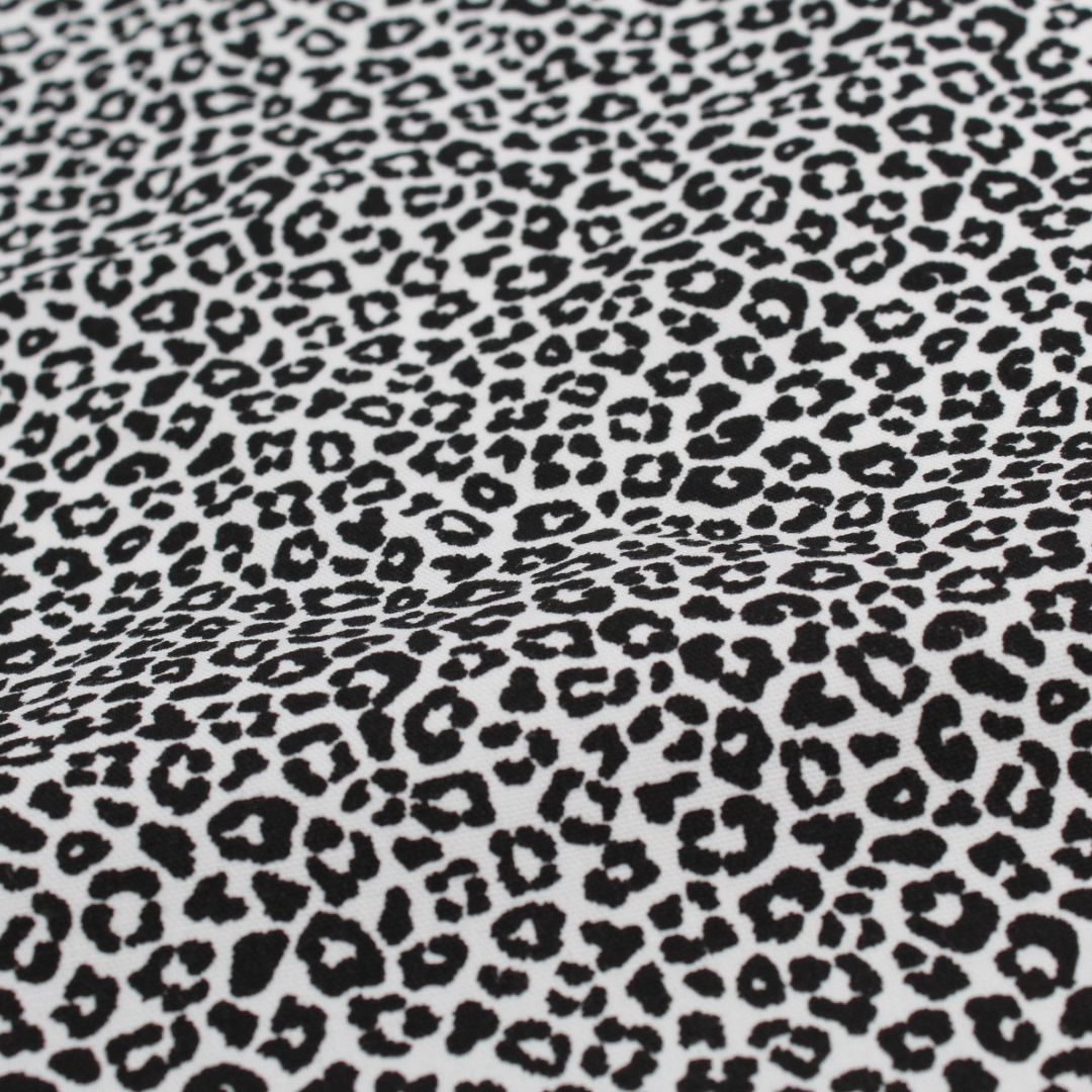 Nahaufnahme Baumwollstoff Leo Print auf Ecru