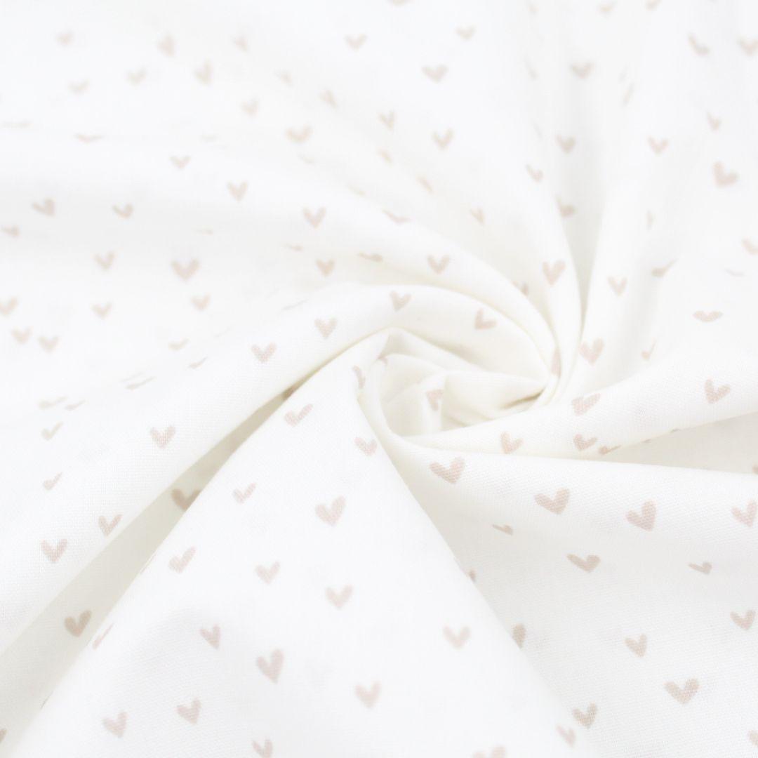 Baumwollpopeline Mini Herzen auf Ecru – Stoffrolle – Rolle des Baumwollstoffs mit Mini Herzen auf Ecru für Nähprojekte.