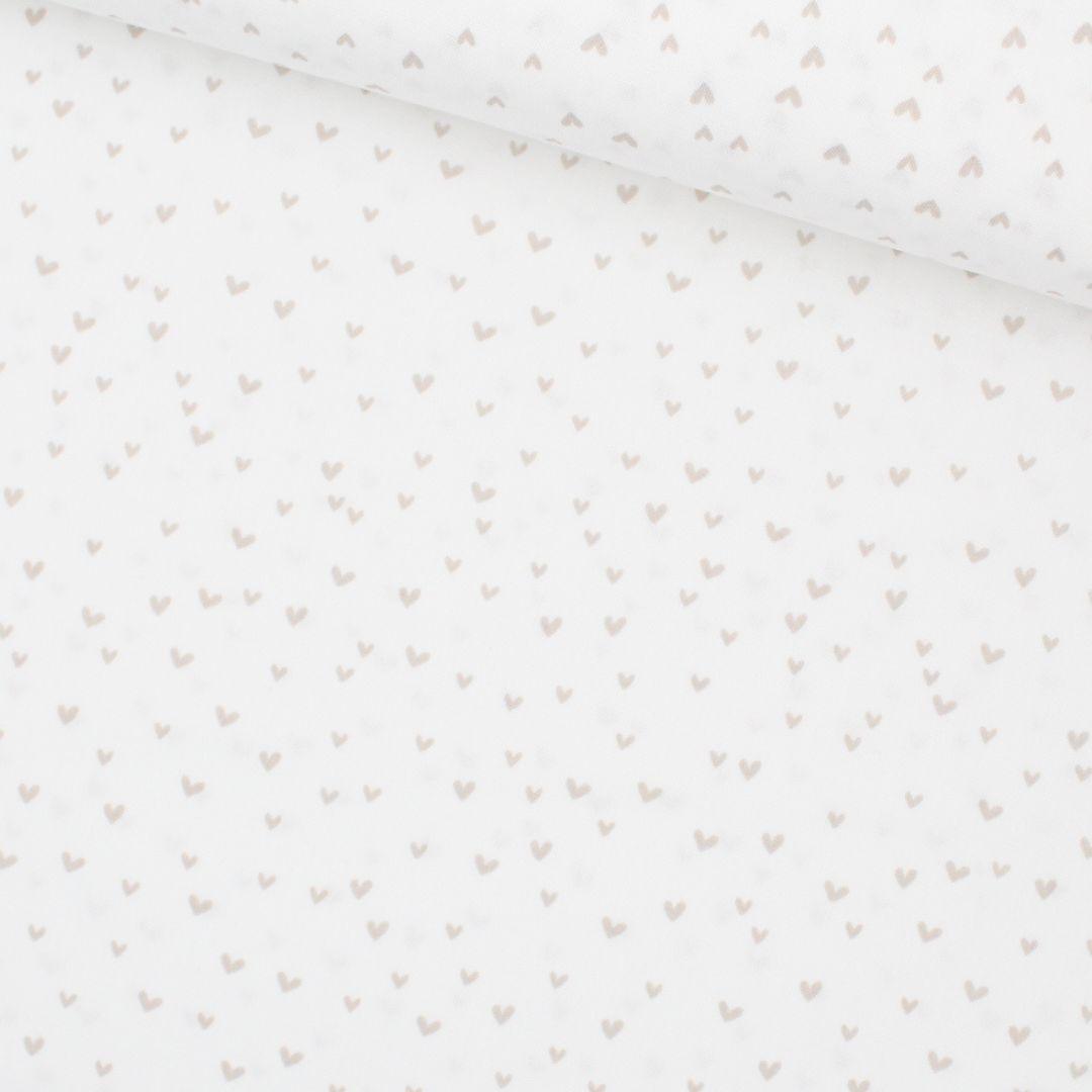 Baumwollpopeline Mini Herzen auf Ecru – Nahaufnahme – Detail des Baumwollstoffs mit Mini Herzmotiven auf Ecru.
