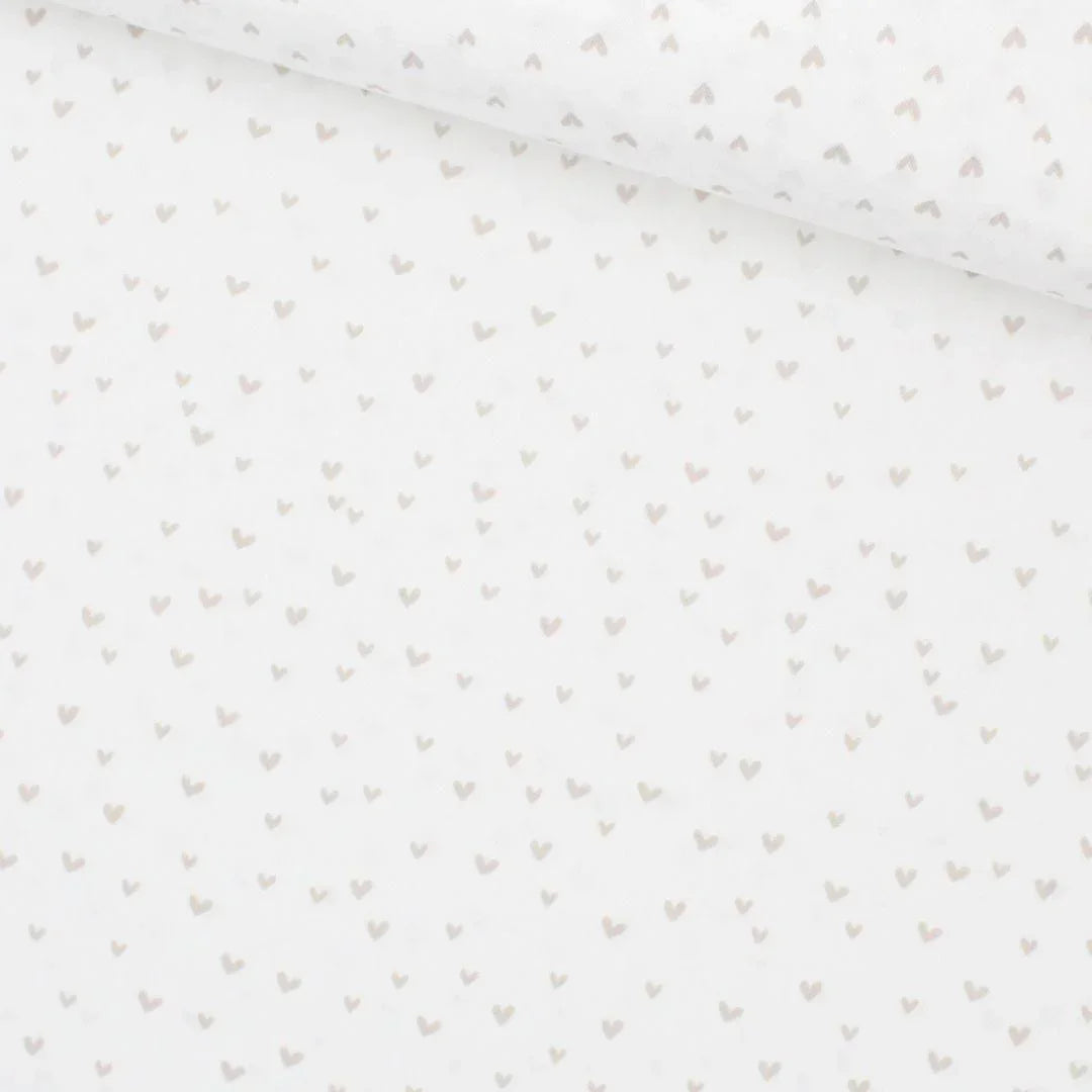 Baumwollpopeline Mini Herzen auf Ecru – Nahaufnahme – Detail des Baumwollstoffs mit Mini Herzmotiven auf Ecru.