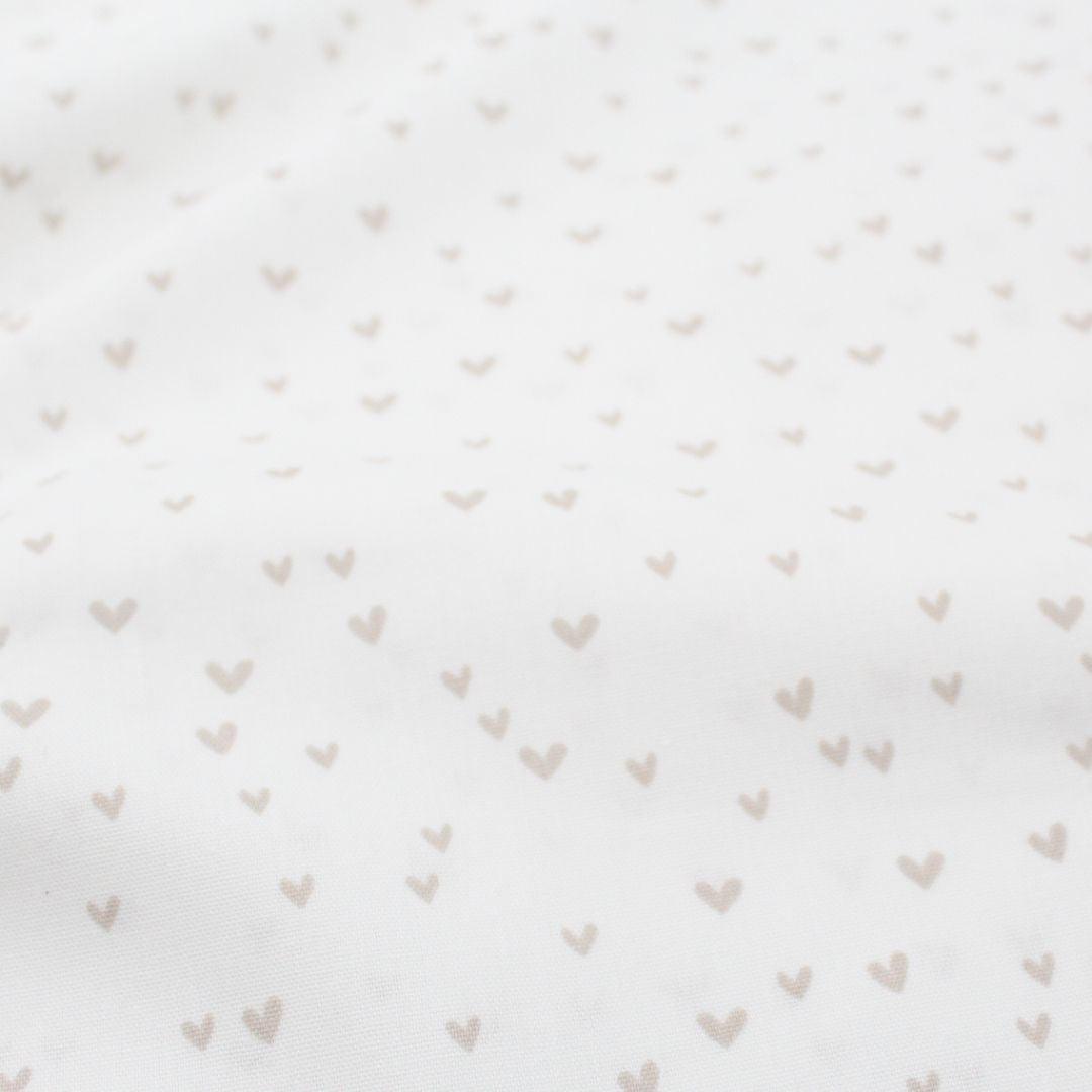 Baumwollpopeline mini Herzen auf Ecru Nahaufnahme