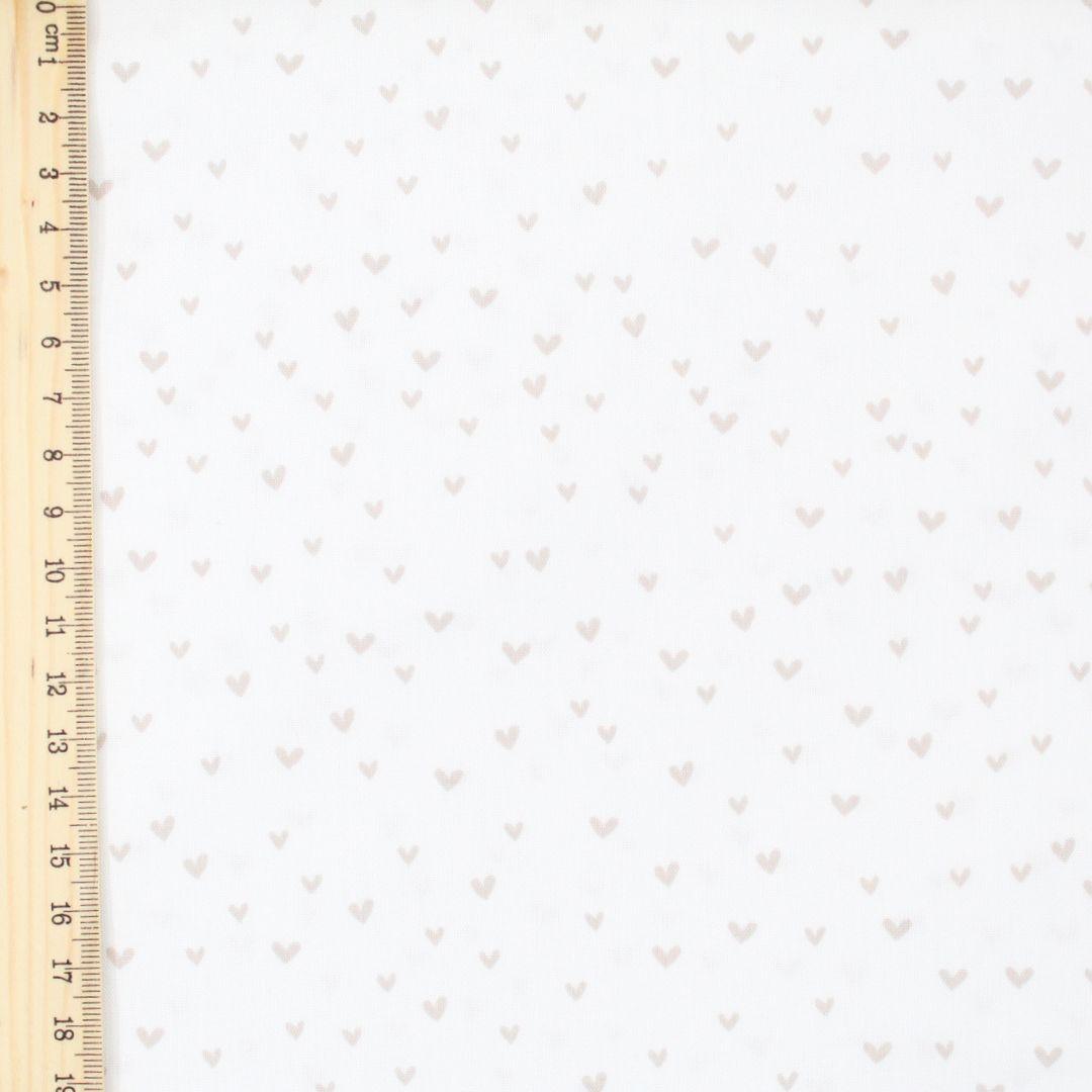 Baumwollpopeline Mini Herzen auf Ecru – Stoffmuster – Blick auf das zarte Herzmuster auf der Baumwollpopeline in Ecru.