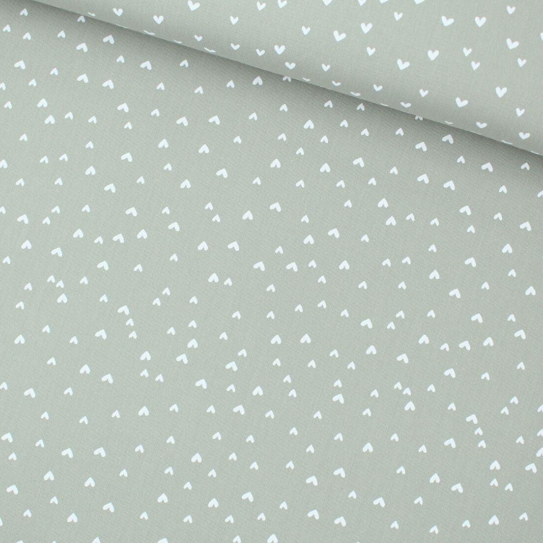 Baumwollpopeline Mini Herzen in Pastellgrün – Stoffdetail – Nahaufnahme des Baumwollstoffs mit kleinen Herzen auf pastellgrünem Hintergrund.
