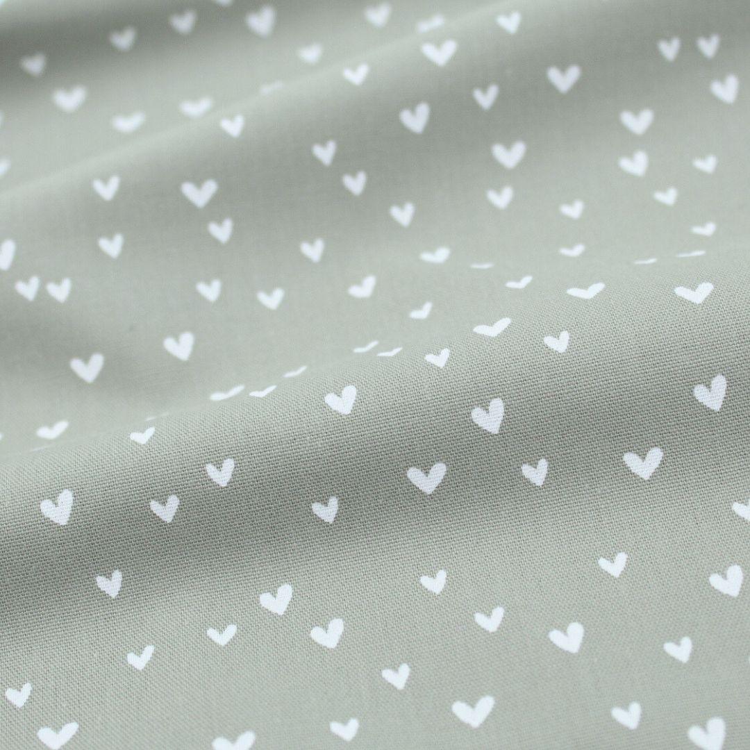 Baumwollpopeline Mini Herzen in Pastellgrün – Stoffrolle – Rolle mit Baumwollpopeline in Pastellgrün und zartem Herzmuster – ideal für DIY.