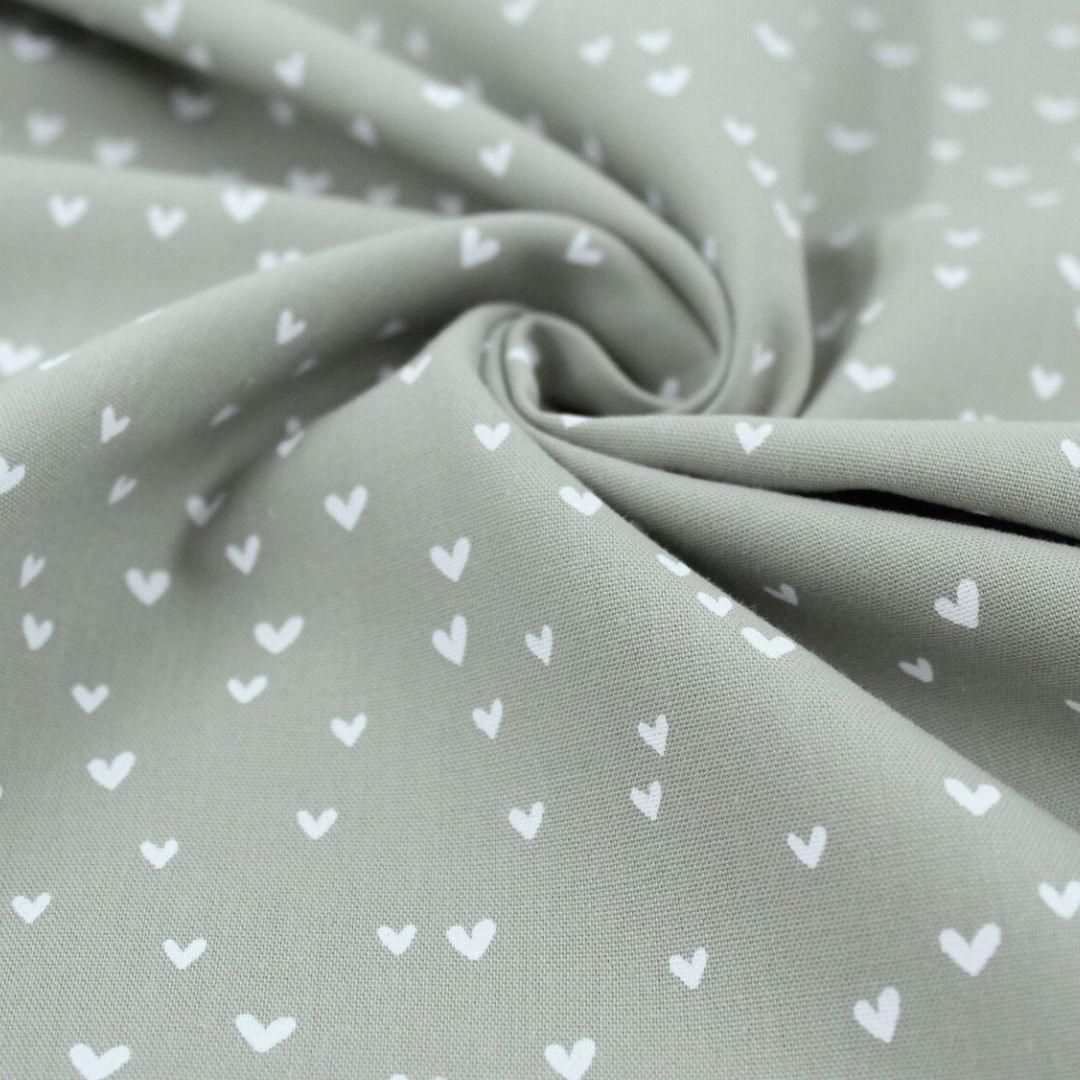 Baumwollpopeline Mini Herzen in Pastellgrün Nahaufnahme