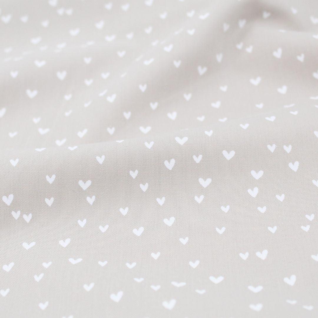 Baumwollpopeline Mini Herzen in Sand | Niedlicher Baumwollpopeline mit Herzmustern in Sand.