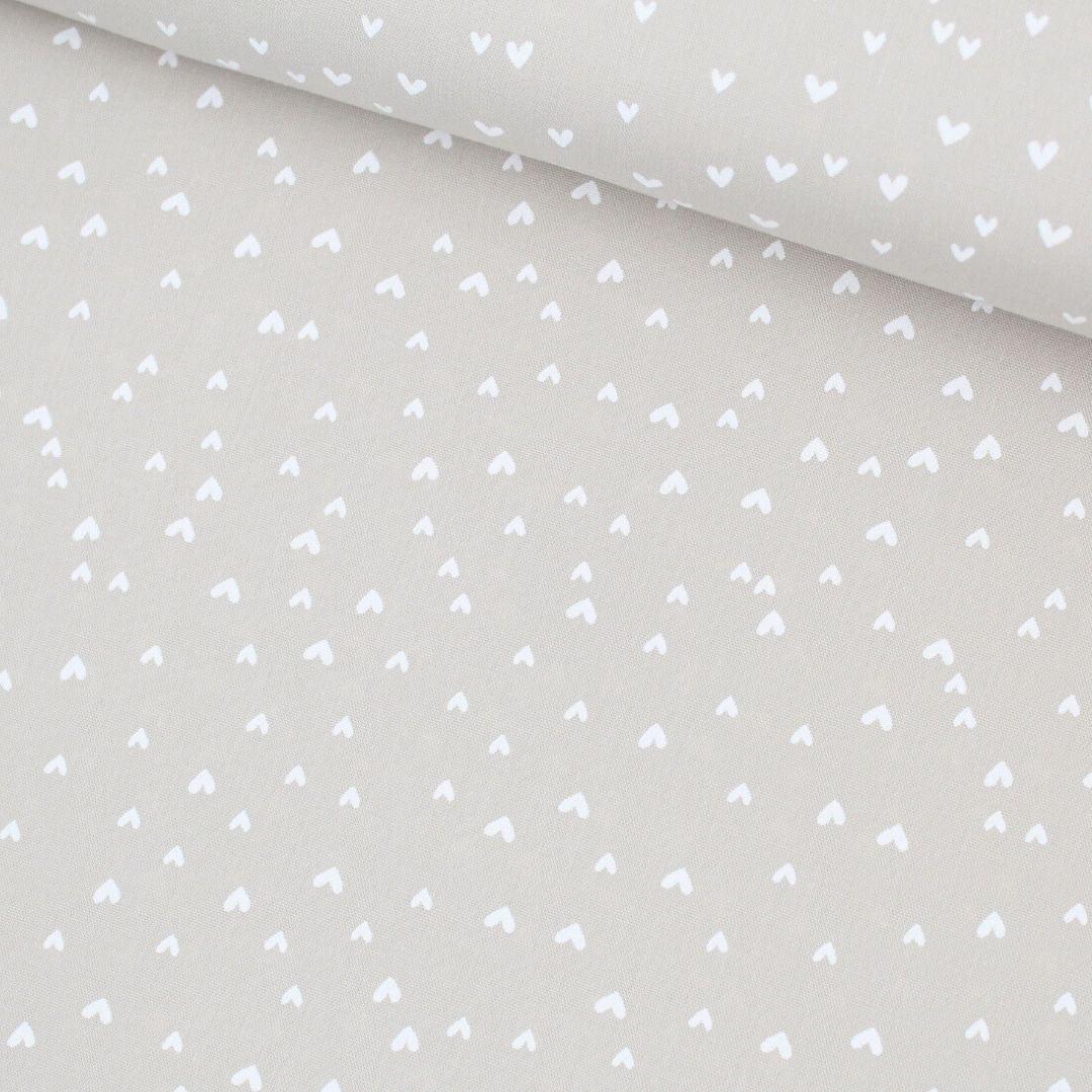 Baumwollpopeline Mini Herzen in Sand – Nahaufnahme – Detail des Baumwollstoffs mit kleinen Herzen auf der sandfarbenen Popeline.