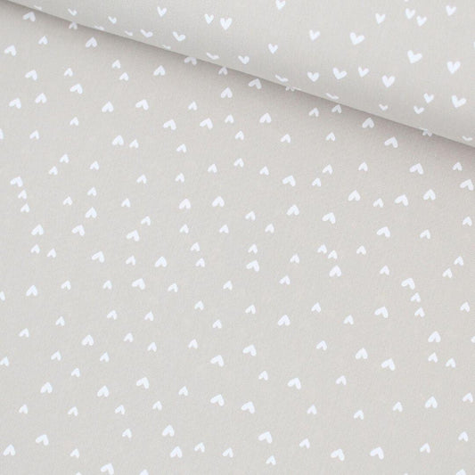 Baumwollpopeline Mini Herzen in Sand – Nahaufnahme – Detail des Baumwollstoffs mit kleinen Herzen auf der sandfarbenen Popeline.