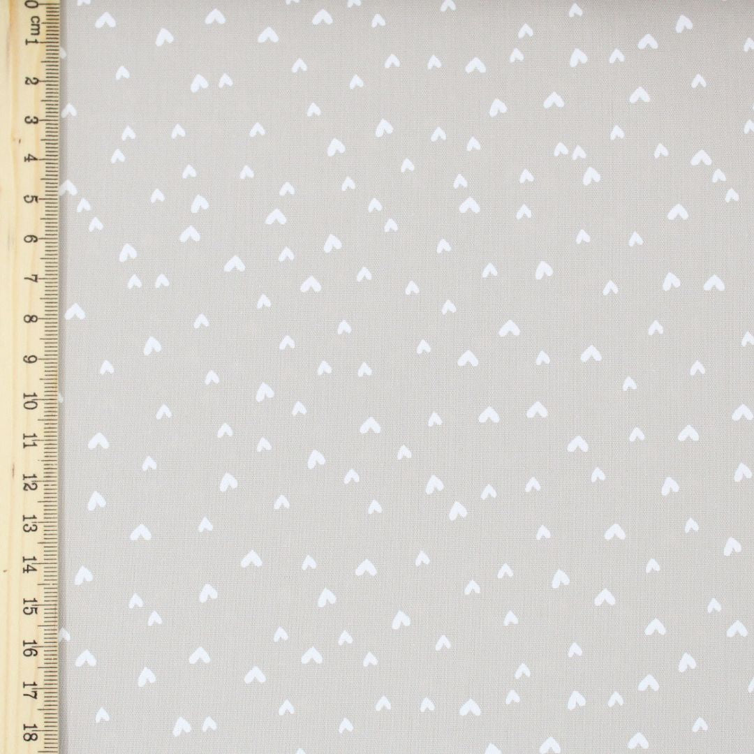 Baumwollpopeline Mini Herzen in Sand – Stoffmuster – Zartes Herzmuster auf weicher Baumwollpopeline in einem natürlichen Sandton.