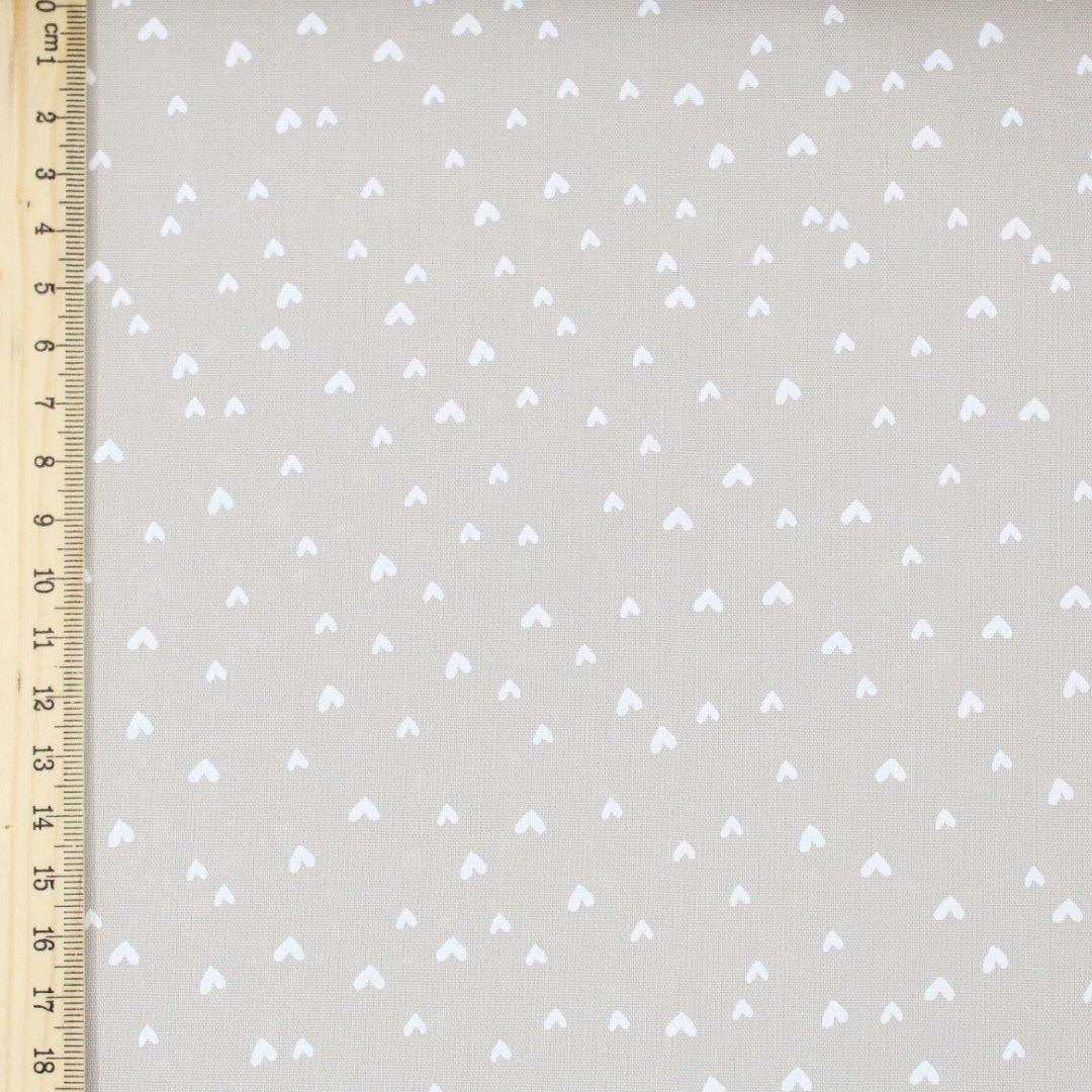 Baumwollpopeline Mini Herzen in Sand – Stoffmuster – Zartes Herzmuster auf weicher Baumwollpopeline in einem natürlichen Sandton.