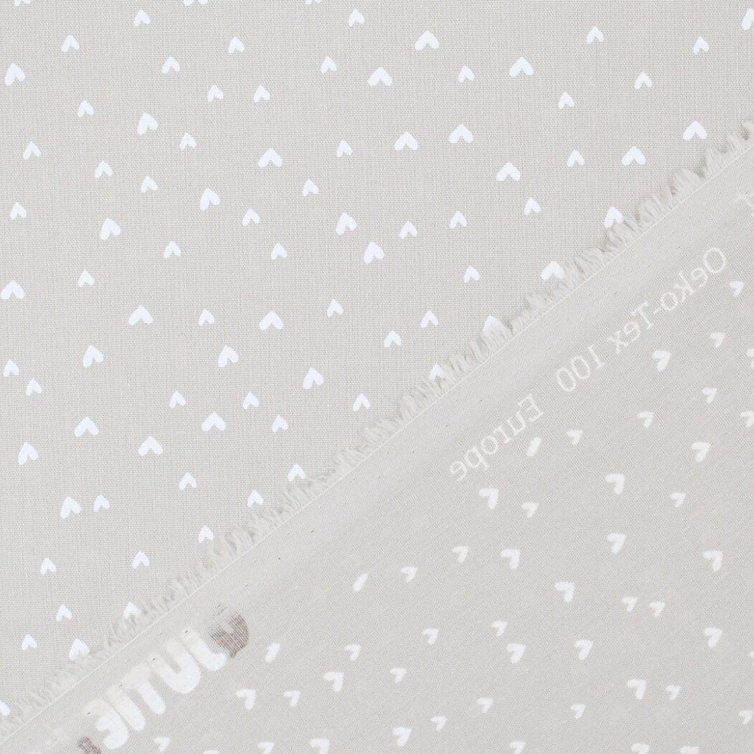 Baumwollpopeline Mini Herzen in Sand – Stoffrolle – Rolle des Baumwollstoffs in Sand mit kleinen Herzmustern, ideal für Nähprojekte.