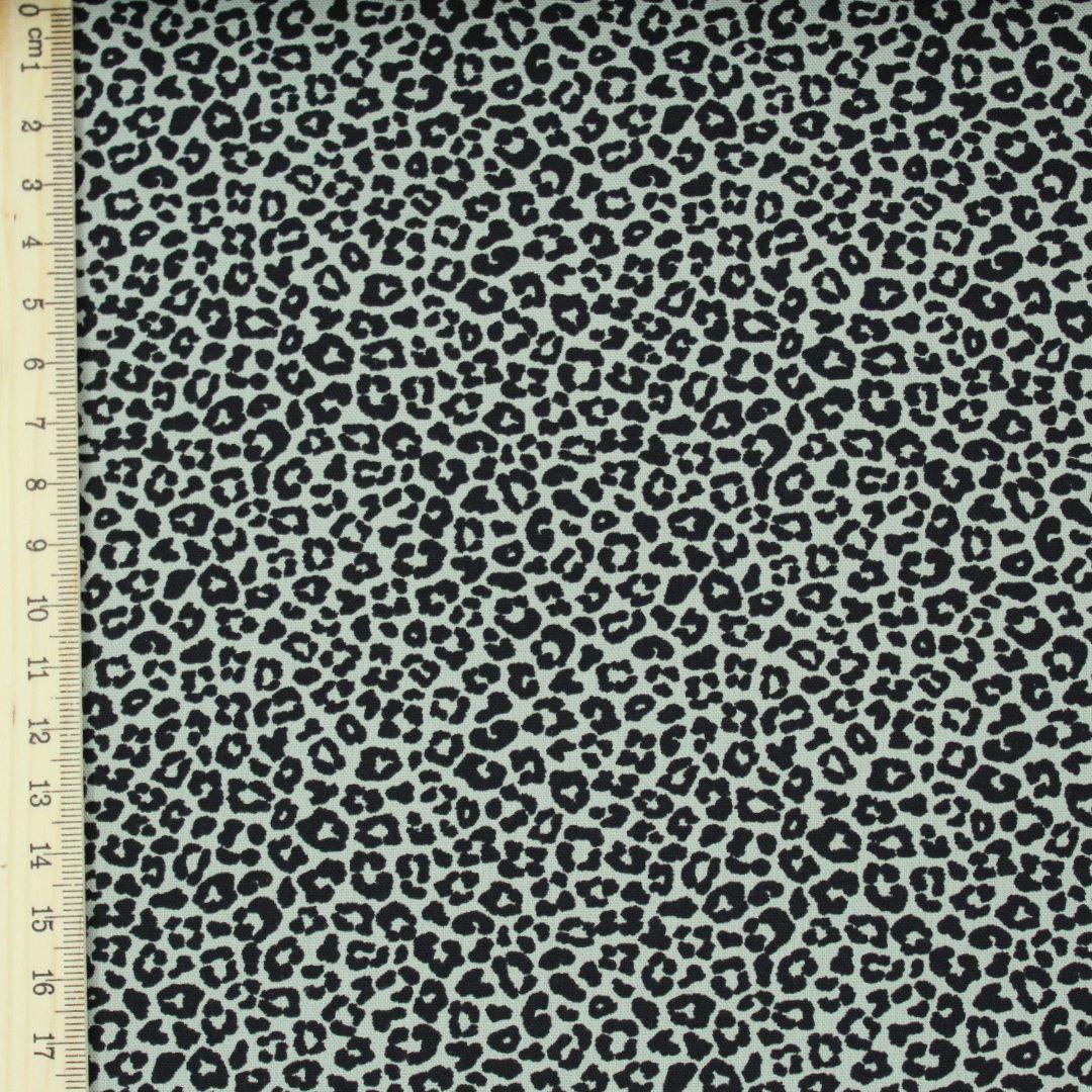 Popeline Stoff in Khaki mit feinem Leopardenprint – Nahaufnahme