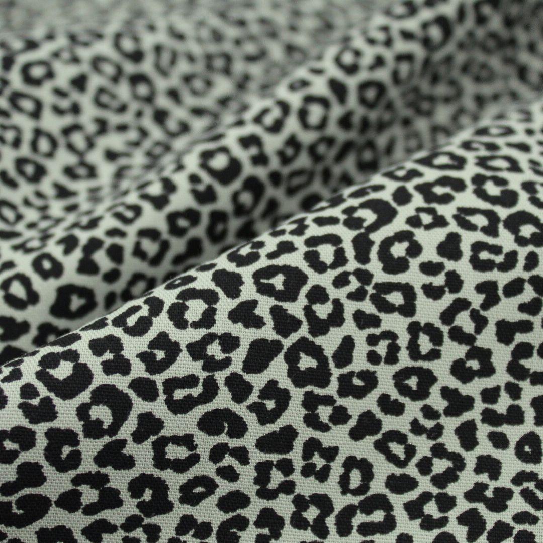 Mini-Leopardenmuster auf khakifarbener Baumwollpopeline – Detailfoto