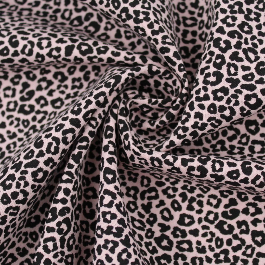 Flach ausgelegter Popeline-Stoff in Rosa – dezentes Mini-Leopardenmuster für Nähprojekte