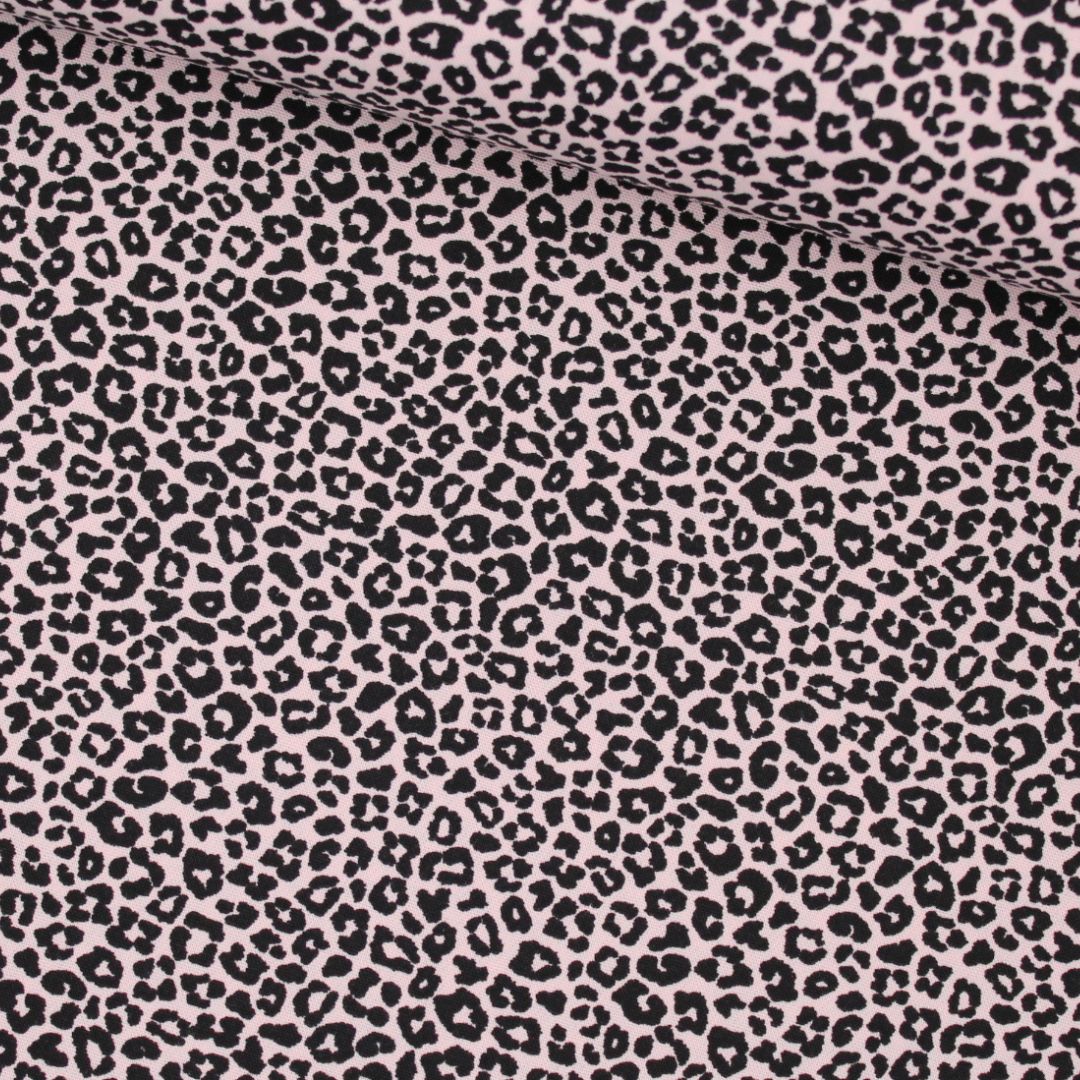 Detailansicht Baumwollpopeline Mini-Leopard Rosa – feiner Animalprint auf rosafarbenem Baumwollstoff