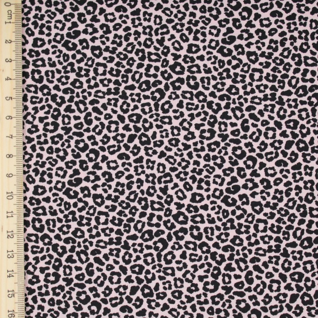 Zusammengerollter Stoff Mini-Leopard Rosa – hochwertiger Baumwollstoff mit Leopardenmuster
