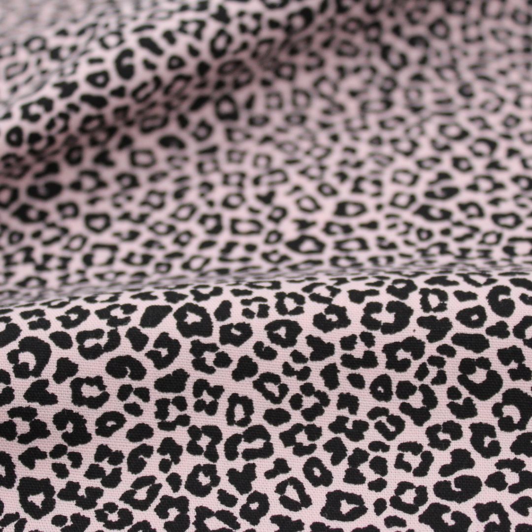 Rosa Popeline-Stoff mit feinem Animalprint – ideal für Kleidung, Accessoires und Dekoration