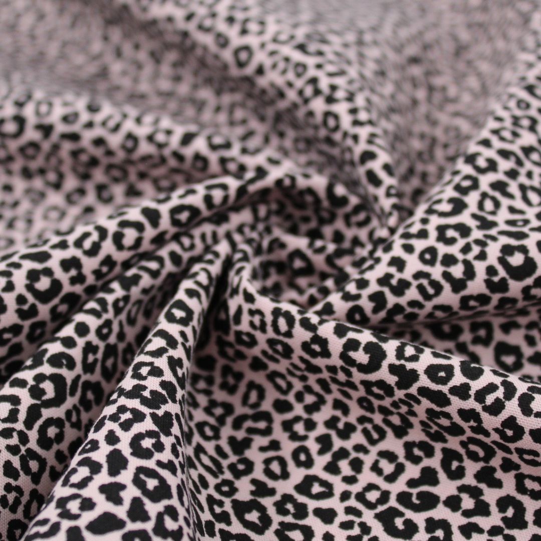 Nahaufnahme Baumwollpopeline Rosa mit Mini-Leopard-Print – weiche Struktur sichtbar