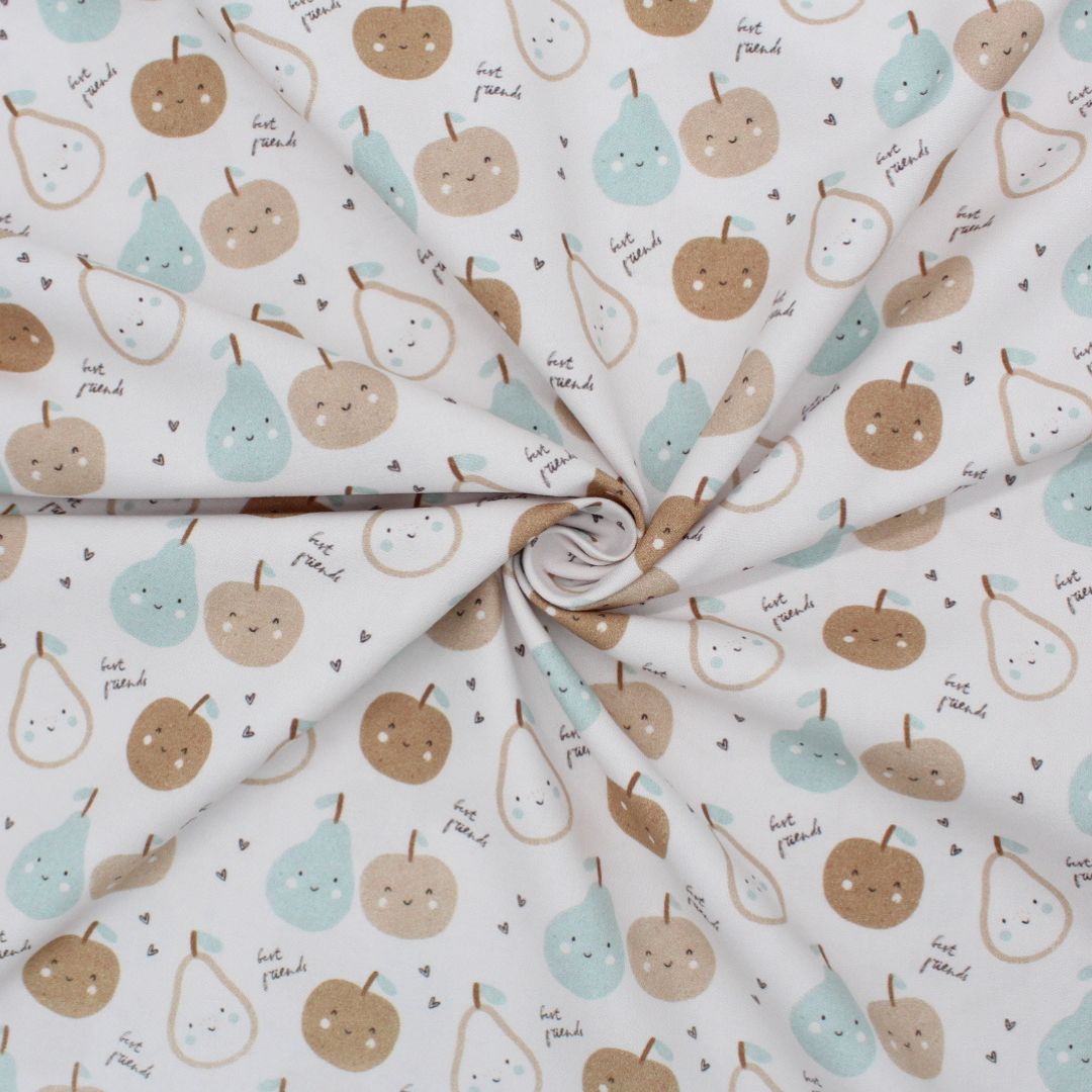 Detailansicht des weichen Baumwollstoffs mit Apfel- und Birnenmuster – in sanften Farben Beige und Mintgrün.
